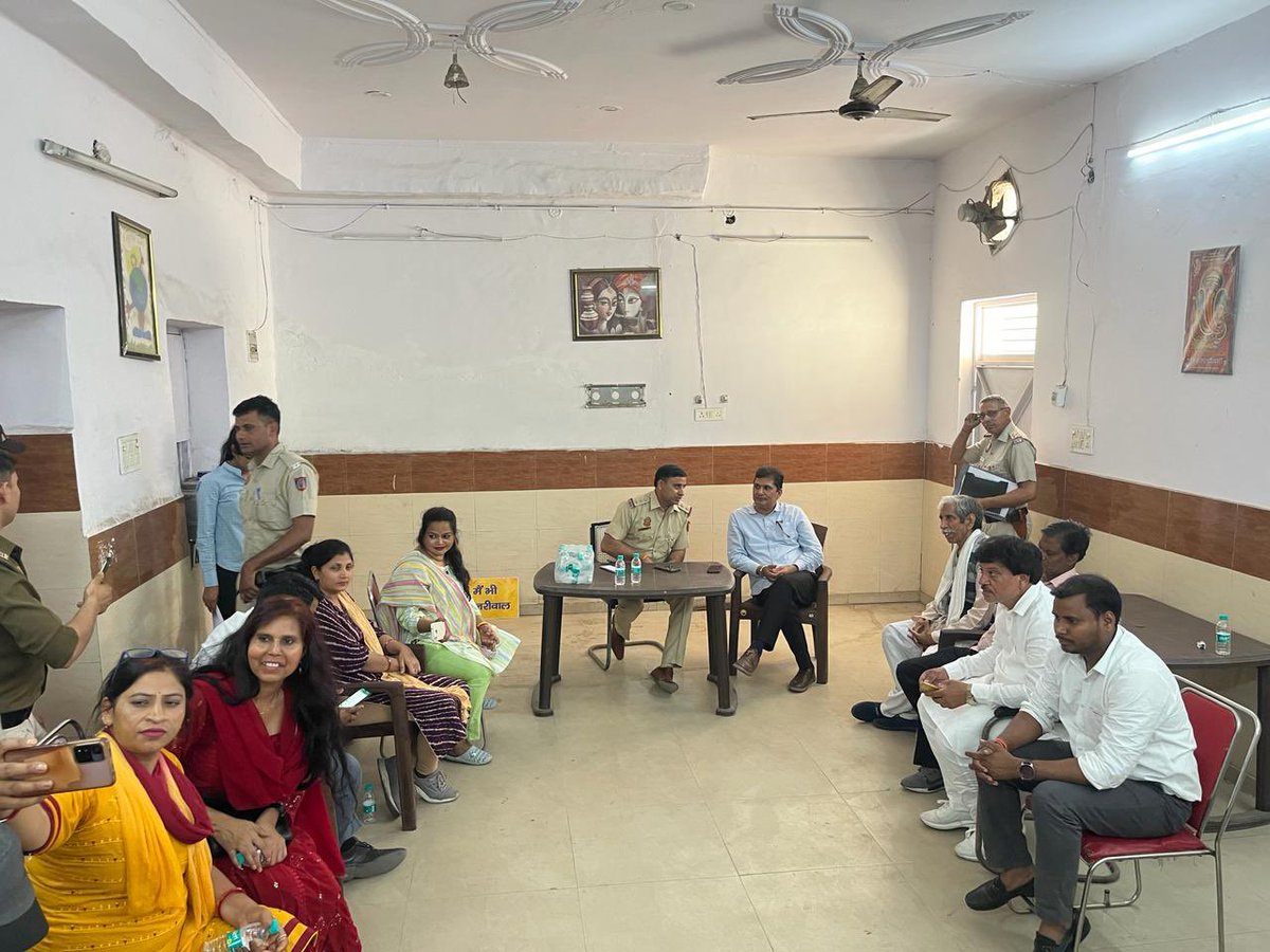 Saurabh_MLAgk's tweet photo. Alipur Police Station
#IStandWithKejariwal https://t.co/cKir4NlU2y