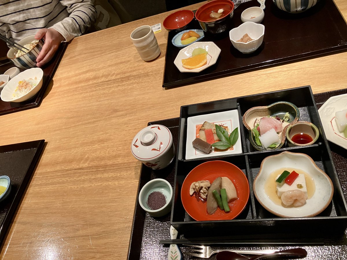AsianStream_HR's tweet photo. AsianStreamの近くにあるIT健保さんのランチです。四月から値上がりらしくショックです。お刺身ついて美味しい味噌汁ついて、750円でした。みんなで行くと個室用意してくれて…。仕方ないですね、来週毎日行かないと！ https://t.co/vEvZ2Sh9ZJ
