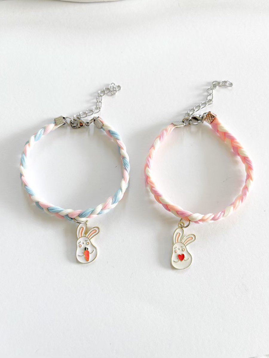 everything_effe's tweet image. ♡̩͙  สายถัก ฟรี 1 จี้ &amp;lt; ส่งฟรี&amp;gt;
꙳꒰•◡̎•꒱ สายถักมีหลายสีให้เลือกตามภาพสุดท้ายเลยค่า
꙳ ♡̶ มีจี้ให้เลือกกว่า 200+
˘͈ᵕ˘͈  ✦  130.-/ เส้น
ซื้อเยอะมีราคาส่ง ✅✨
.
#ของขวัญปัจฉิม #ของขวัญ #สร้อยข้อมือ #ส่งต่อเสื้อผ้ามือ2 #ส่งต่อเสื้อผ้ามือสองราคาถูก