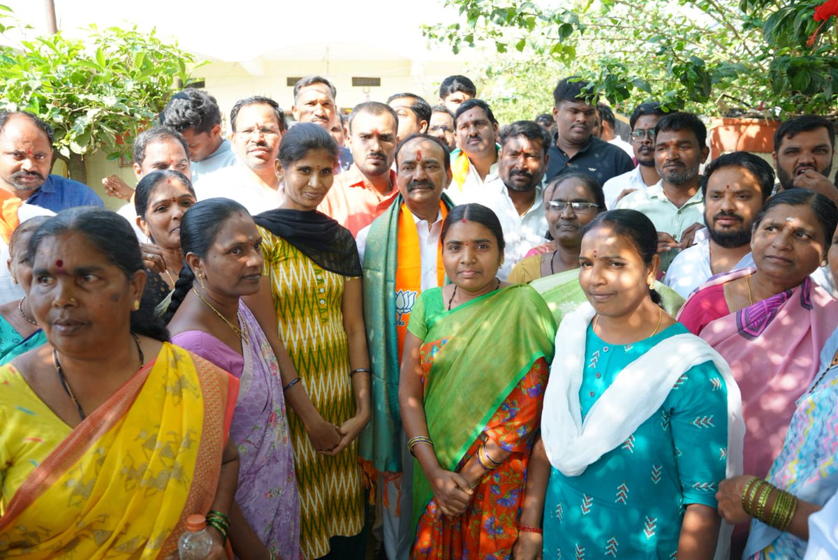 Eatala_Rajender's tweet photo. మేడ్చల్ : దుండిగల్ మున్సిపాలిటీ, శ్రీరామ్ నగర్ కాలనీ వాసులతో బ్రేక్ ఫాస్ట్ మీటింగ్ నిర్వహించి ప్రసంగించడం జరిగింది.
#ModiJiKaParivaar #BJP4Telangana #BJP4India #ModiHaiToMumkinHai #ModiAgainIn2024 #LokSabhaElections2024 #BJP4India #EatalaRajender #Eatala4Malkajgiri #MPEatala #Eatala4BJP #malkajgiriconstituency #malkajgirimp #AyodhyaRamMandir #RamLalla
#ModiGuranteeEatalaSurety