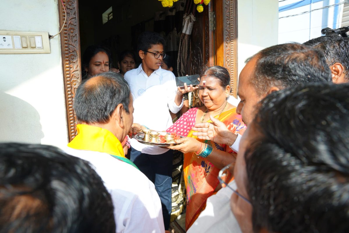 Eatala_Rajender's tweet photo. మేడ్చల్ : దుండిగల్ మున్సిపాలిటీ, శ్రీరామ్ నగర్ కాలనీ వాసులతో బ్రేక్ ఫాస్ట్ మీటింగ్ నిర్వహించి ప్రసంగించడం జరిగింది.
#ModiJiKaParivaar #BJP4Telangana #BJP4India #ModiHaiToMumkinHai #ModiAgainIn2024 #LokSabhaElections2024 #BJP4India #EatalaRajender #Eatala4Malkajgiri #MPEatala #Eatala4BJP #malkajgiriconstituency #malkajgirimp #AyodhyaRamMandir #RamLalla
#ModiGuranteeEatalaSurety