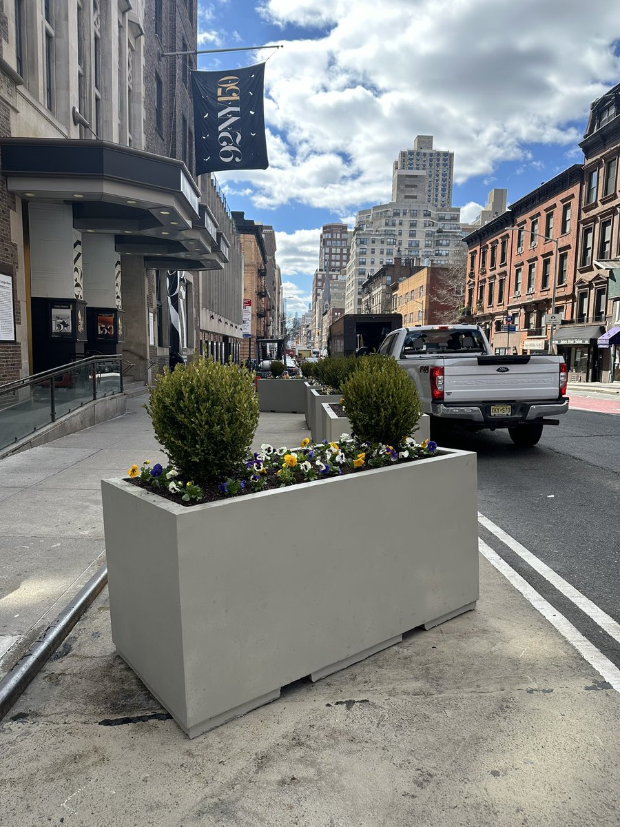 JKPOHLandscape's tweet photo. We strongly hold two fundamental beliefs: customer satisfaction, creating beautiful outdoors and keeping our planet safe. You and our environment are our top priority. 

Restaurant outdoor patio
Cafe patio
Children playground 
Medical building planter
Offices building and etc https://t.co/yjspEJSYEM