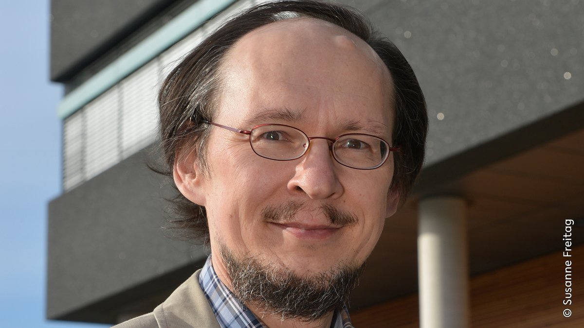 Neuroinformatiker Prof. Dr. Helge Ritter wird von <a href="/tf_unibielefeld/">Faculty of Technology Bielefeld</a> mit Symposium geehrt. Nach 33 Jahren <a href="/unibielefeld/">Bielefeld University</a> geht er in Ruhestand. 150 Gäste blicken zurück auf das Wirken des langjährigen Koordinators des Exzellenzclusters <a href="/CITEC_Bielefeld/">Center for Cognitive Interaction Technology</a>. 
aktuell.uni-bielefeld.de/2024/03/21/neu…