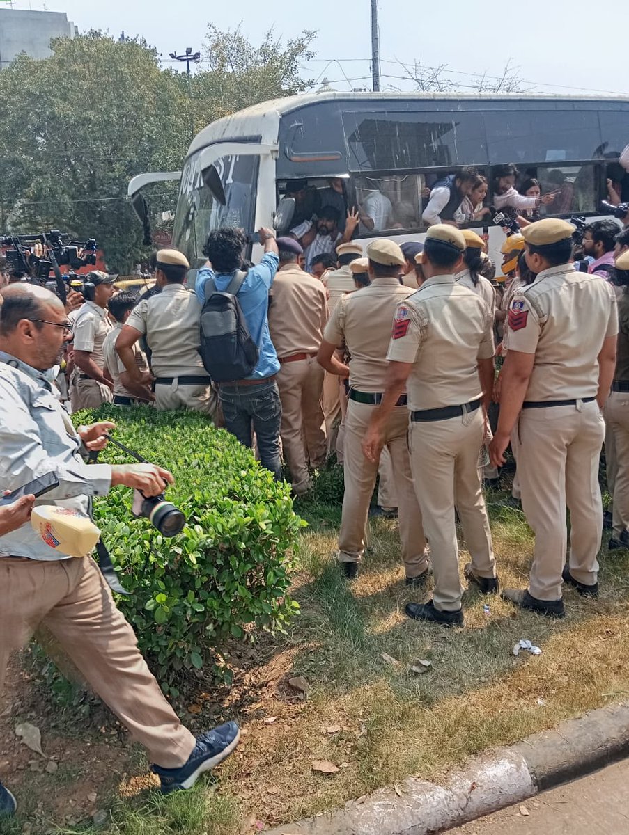 ShrichandVohra_'s tweet photo. तानाशाह बौखला गया है! अरविंद केजरीवाल जी की गिरफ्तारी के खिल���फ प्रदर्शन करने पर AAP नेताओं को  पुलिस ने हिरासत में लिया। आज देश में लोकतंत्र मर रहा है, अगर आज संविधान की रक्षा नहीं की तो कल लोकतंत्र ही नहीं बचेगा।#IndiaWithKejriwal https://t.co/xnlNEDZwd5