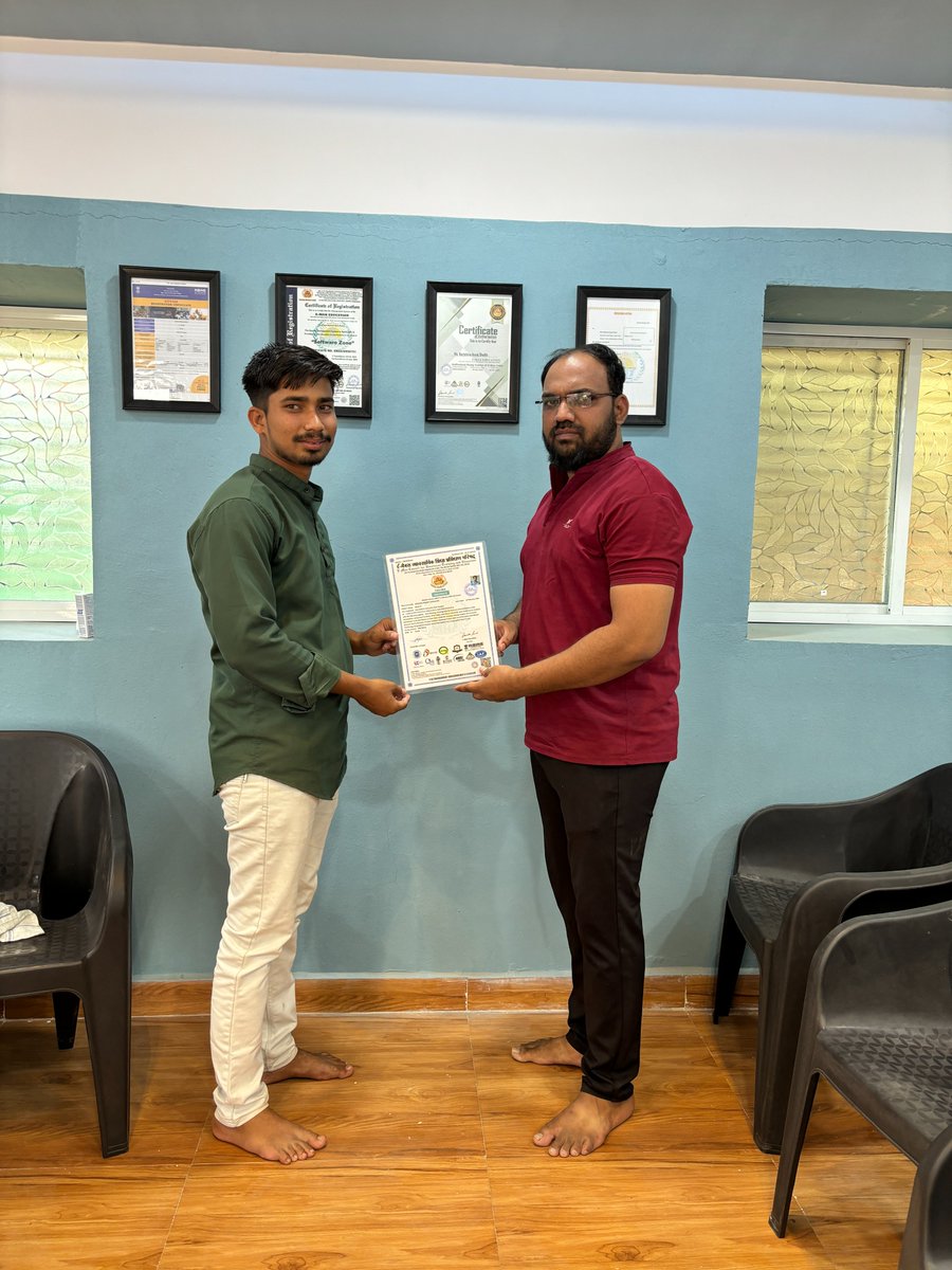 Emaxcomputer's tweet photo. "🎉 Another milestone achieved at E-MAX Education Branch in Maharashtra! Our dedicated students have successfully completed their courses and received their well-deserved certificates. Here's a glimpse of the proud moment. 
No.1 Computer Center in Maharashtra India https://t.co/dMCC9my98c