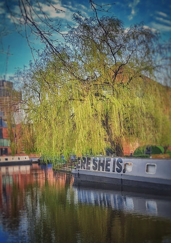 What is it about Manchester? 😍 Come on, help us settle back into this glorious northern city! What are you top 5 suggestions of places to see and things to do for this little narrowboat family? 🤔 Already feels like home 😊 Be blessed! Much Love, Rich and the Bluebells x✌️