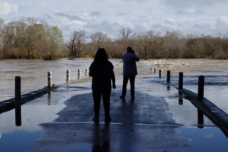 LaurentRiera's tweet image. Le lourd bilan des crues dans le Gard révèle les lacunes de la culture du risque en France. Un véritable enjeu de #compublique dans les #collter, pour lutter notamment contre cet "optimisme irréaliste", qui donne l'illusion de contrôler son environnement lemonde.fr/planete/articl…