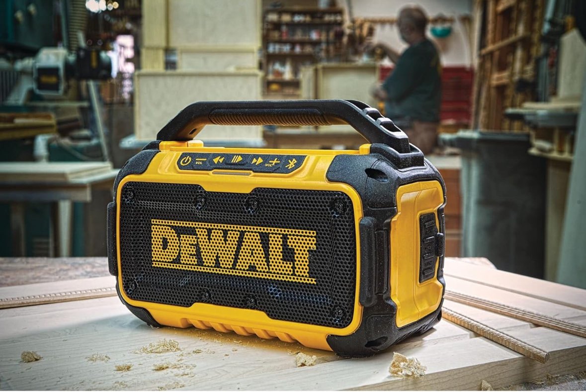 guilhemricavy's tweet photo. Chaque grande marque d'outillage propose dans son catalogue au-moins un poste de radio "de chantier", qui ont la particularité d'être robustes et alimentés par les mêmes batteries que les outils électroportatifs de la marque
#FM #DAB https://t.co/VVBLtyIXIz