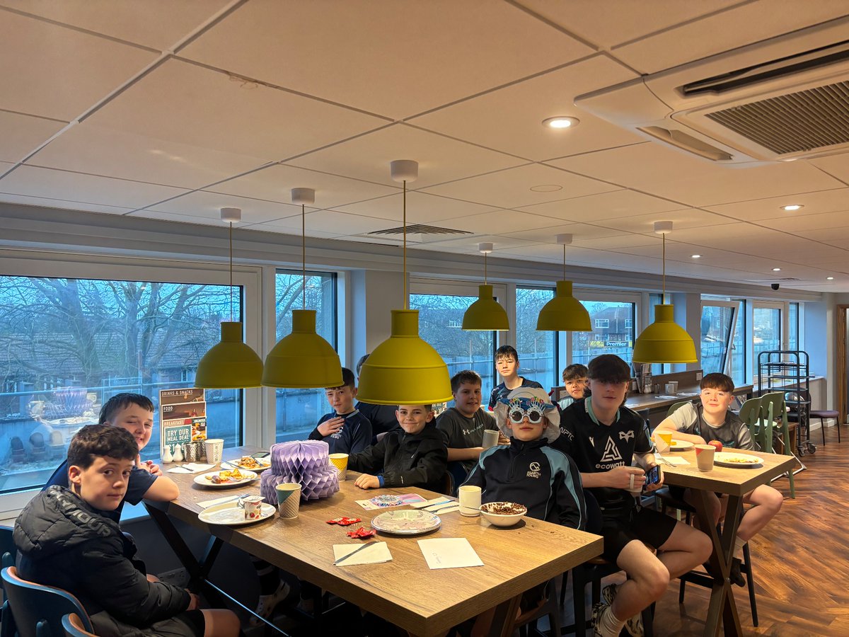 Tîm bl 8 cael brecwast cyn y cystadleuaeth mawr @RPNS7s 🏉 Hefyd, Penblwydd Hapus mawr i Jake Quealey 🎉 Year 8 at breakfast this morning before the big tournament @RPNS7s 🏉 Also, a huge happy birthday to Jake Quealey, who’s 13 today! 🎉