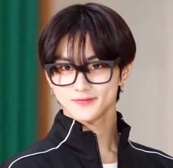 wonflkr's tweet photo. Two jungwons https://t.co/0d3xzeOPoJ
