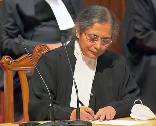 This is Justice Bela Madhurya Trivedi. Today, a bench of three judges along with her was going to hear Arvind Kejriwal's petition, but assuming the outcome Arvind Kejriwal withdrew his petition. Bela Trivedi was also in the bench which heard Hemant Soren's petition. The case