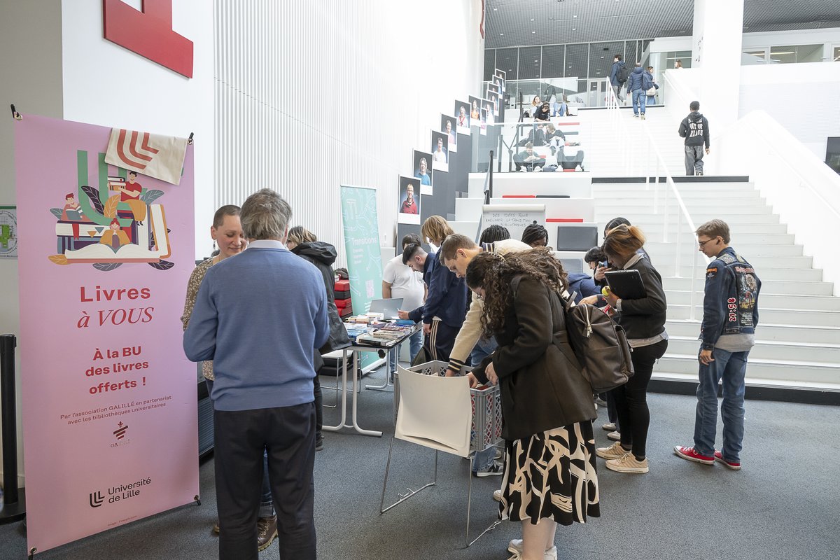 #VendrediLecture 📚 "Livres à vous", une opération de dons d'ouvrages retirés des collections des BU de l'université pour étoffer votre bibliothèque gratuitement, et pour découvrir comment les BU s’engagent dans des transitions écologiques, énergétiques ou encore numériques !