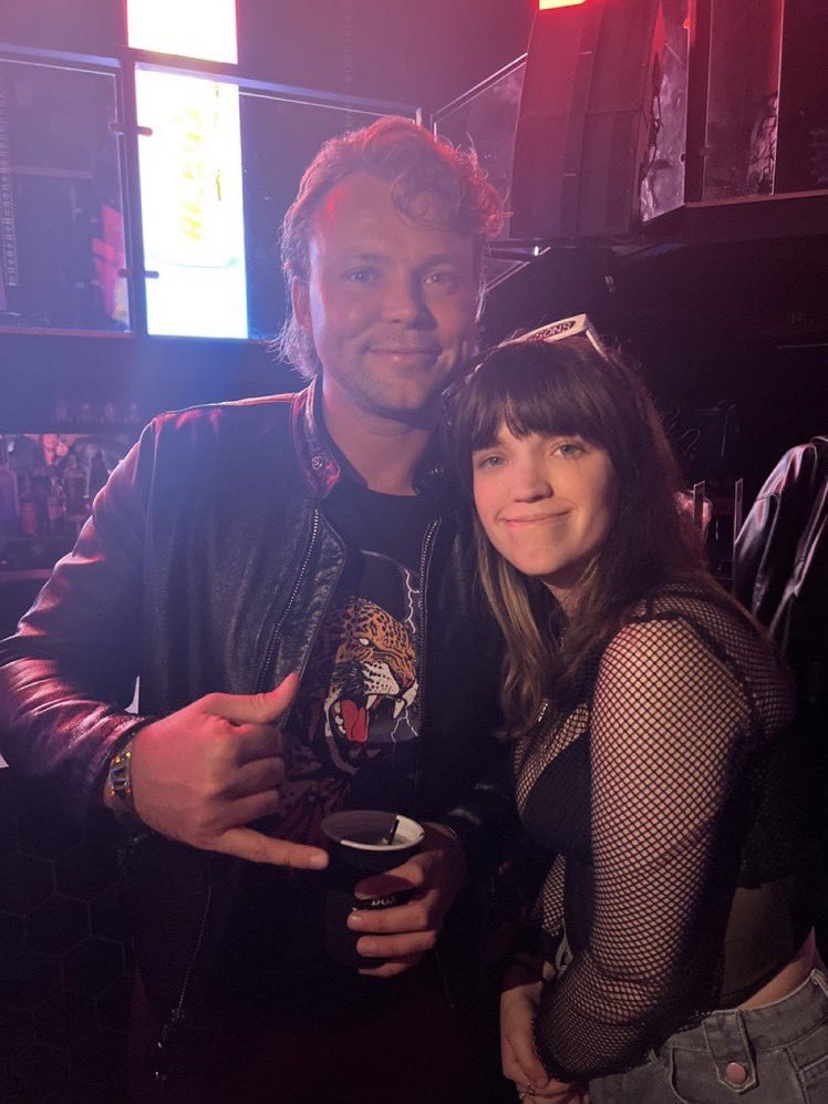 Ashton bir hayranıyla birlikte!