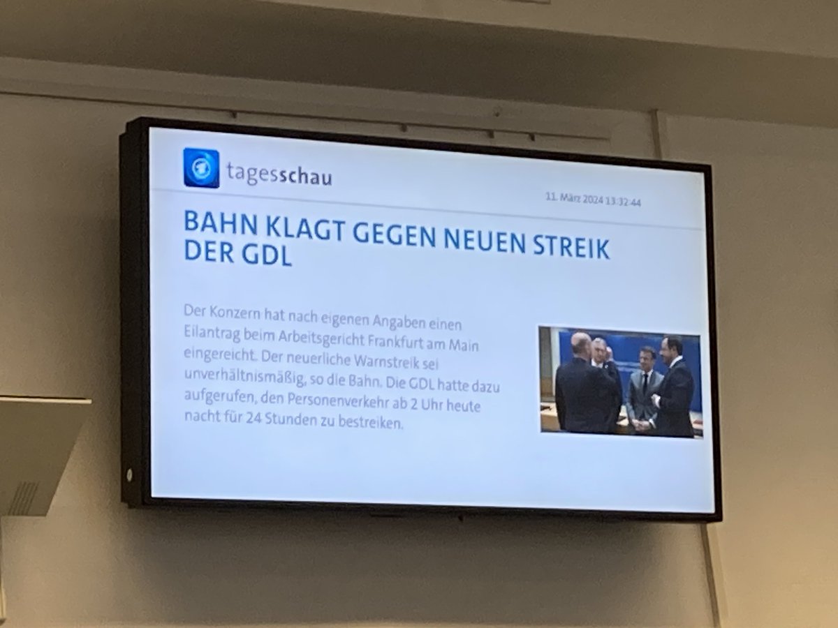 Im Bürgeramt Tempelhof laufen im Warteraum 11 Tage alte Nachrichten über die Bildschirme. Berlins Bürgerämter: einfach aus der Zeit gefallen.