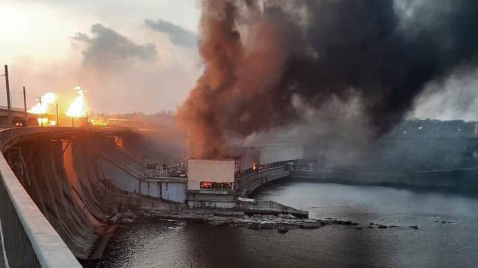 💢 russia attacks the largest hydroelectric power plant in Ukraine Dnipro HPP in Zaporizhzhia. Statement of @Ukrhydroenergo 📌bit.ly/4a5bCcR #russiaisaterroriststate