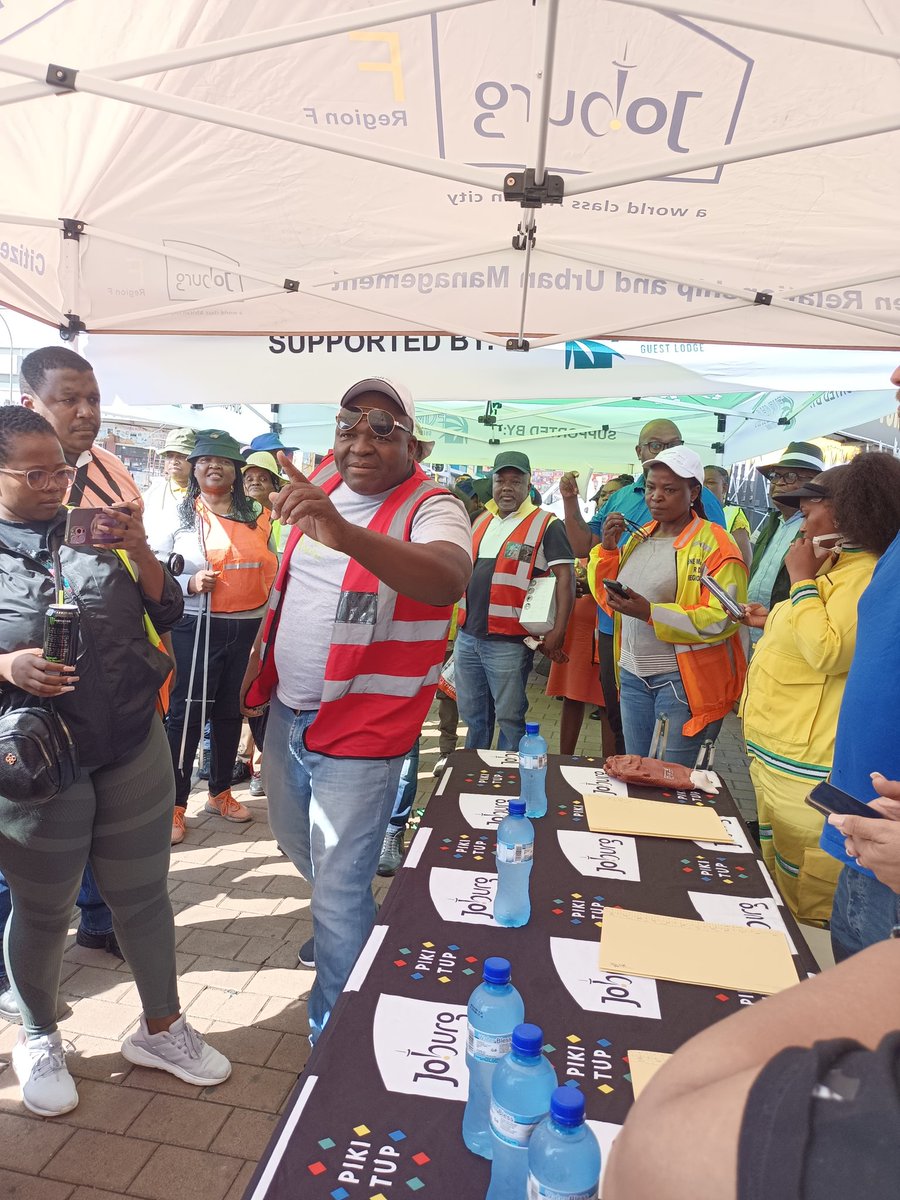 Spick and span clean-up operation currently underway in Marble street Ward 56 and 57, teams are joined by MMC GCSS <a href="/Loyiso_Masuku/">Loyiso Lugayeni-Masuku</a> and MMC Development Planning <a href="/Eunice_Mgcina/">Eunice Mgcina</a>, Ward councillors, various stakeholders and residents. #KleenaJoburg <a href="/CityofJoburgZA/">City of Joburg</a> <a href="/Irenemafune/">Irene  A Mafune</a>