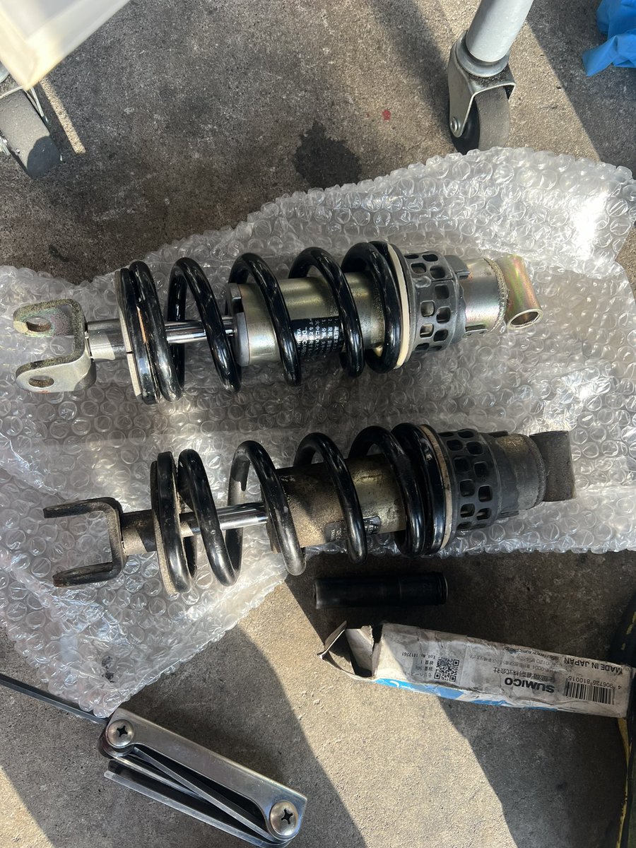 2t_project's tweet image. 静岡県SDR200の整備状況です。
本日オイルポンプのOHとリアサスの交換をしました。
ポンプ部品は問題ありませんでした！
リアサスはカラーの固着or本体異常なのか、キーキー音がなるのでYオク品と交換しました✨
モリブデングリスでグリスアップしました！
無事に異音も消え、解決です😊
#sdr200  #2tv