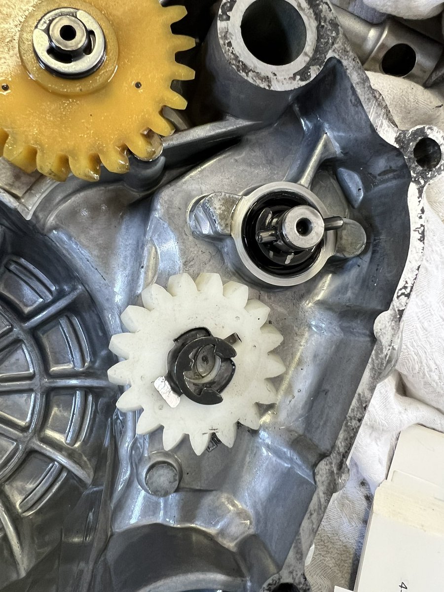 2t_project's tweet image. 静岡県SDR200の整備状況です。
本日オイルポンプのOHとリアサスの交換をしました。
ポンプ部品は問題ありませんでした！
リアサスはカラーの固着or本体異常なのか、キーキー音がなるのでYオク品と交換しました✨
モリブデングリスでグリスアップしました！
無事に異音も消え、解決です😊
#sdr200  #2tv