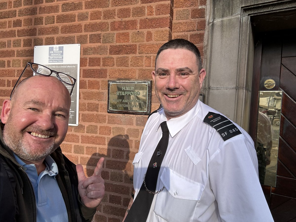Great day @stafford_hmp thank you @AndyTDEJ for being a great host. Thanks to all the staff that arranged the day so that I could share insights with men to support their release & staff to bolster their skills as officers. Thank you @TyriennaG for a great meeting & hug 💙👊🏻💙