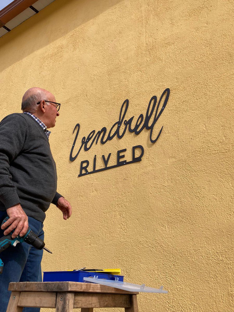 vendrellrived's tweet photo. Avui el tiet de la Núria ens ha  colocat el nostre logo que ha fet ell mateix. #domontsant #cellervendrellrived https://t.co/GJcmzykxvF
