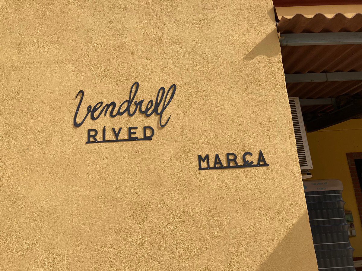 vendrellrived's tweet photo. Avui el tiet de la Núria ens ha  colocat el nostre logo que ha fet ell mateix. #domontsant #cellervendrellrived https://t.co/GJcmzykxvF