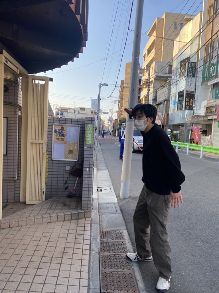 yappy_0604's tweet photo. 踏切を渡ったらファミマがあるので、そこを更にまっすぐ進みます。

「カリーナ」というサンドイッチ屋さんの前に劇場があります！🍞

皆さまお気をつけてお待ちください🌟
劇���でお待ちしております🍊 https://t.co/xtYcUyJojj