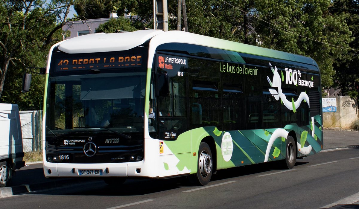 les bus électriques de #RTM à Marseille ont une livrée spécial, le vert avec le logo d'une prise. 
🚎Irizar i2e
🚎Mercedes eCitaro
J'ai eu l'occasion de prendre le eCitaro l'été la climatisation est dingue ! 
On a aussi des Irizar sur le réseau IDFM