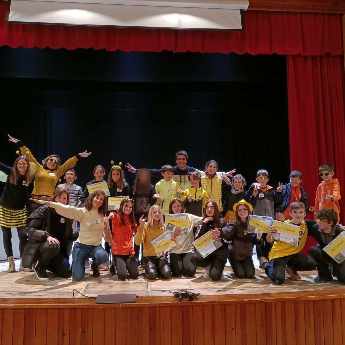 Tangram_LS's tweet photo. 😍 ¡Vaya imagen!
Todos los participantes de la Fase Escolar del Spelling Bee celebrando juntos a los ganadores. Nos envía la imagen el colegio @JesuitesEdu.
¡Nos vemos en la final! 🐝
#XIISpellingBee #tangramlearningsystems https://t.co/IQdE9qwNc4