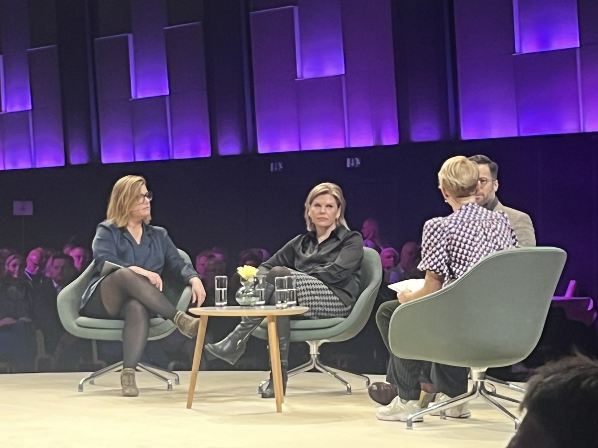 Spændende debat om borgerinddragelse på #KLtop24. Demokratiet er som et gammelt chatol man har arvet fra sin mormor, siger <a href="/ZakiaElvang/">Zakia Elvang</a>. Det skal smøres og bruges, og ikke bare stå for sig selv ovre i hjørnet.