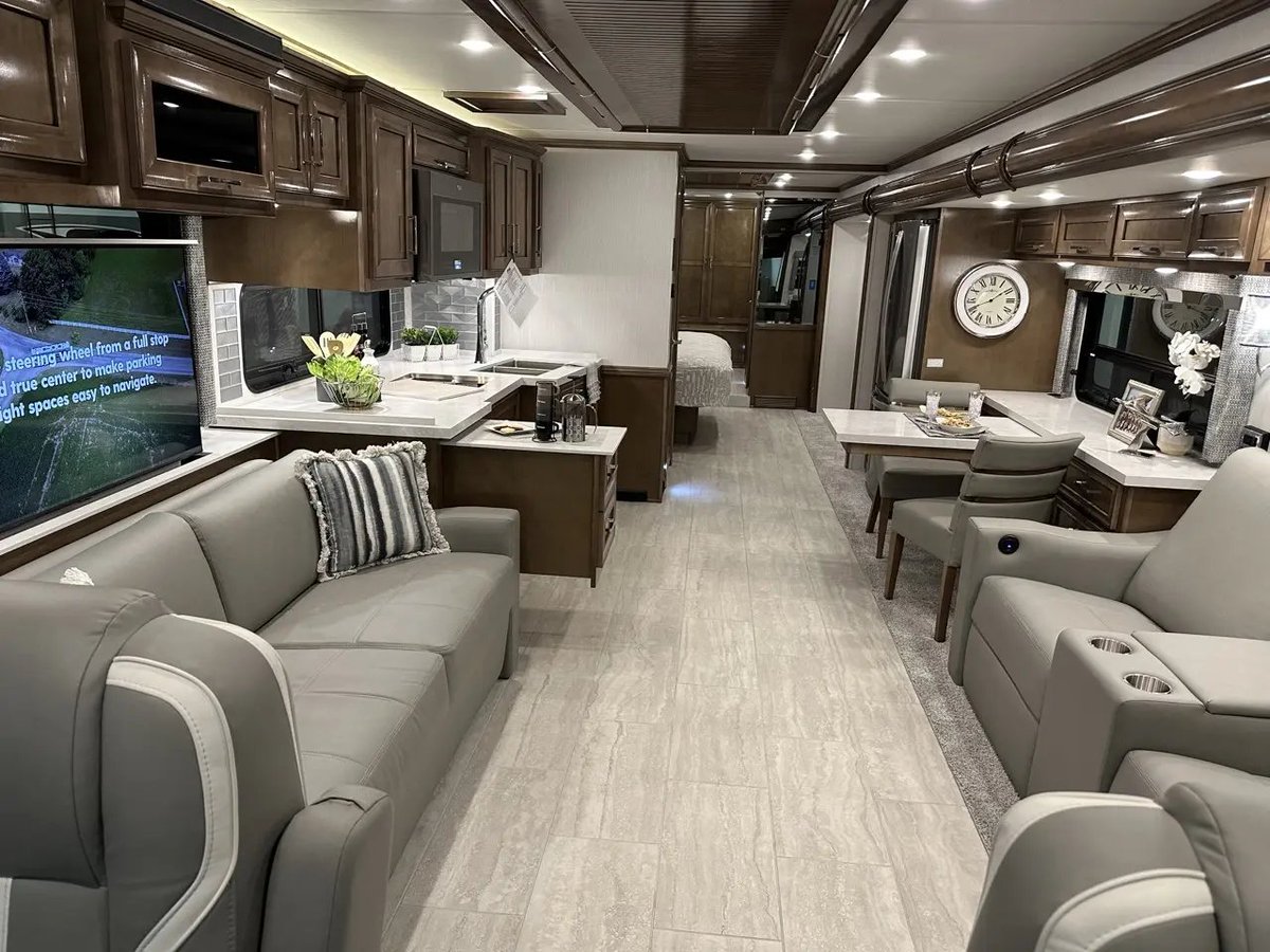Sy45rp's tweet photo. The #Newmar Ventana #Motorhome shines in 2024 with 4 new layouts! King-size bed, spacious kitchen, and laundry space make it a traveler's dream. From cozy sleeping spots to lumbar support seats, it's a true #home on wheels. https://t.co/luYGdmVXPR