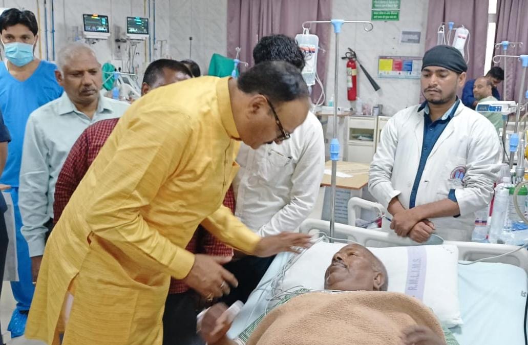 brajeshpathakup's tweet image. आज लखनऊ में डॉ० राम मनोहर लोहिया आयुर्विज्ञान संस्थान में भर्ती पूर्व कैबिनेट मंत्री श्री धर्मराज निषाद जी से भेंटकर उनके स्वास्थ्य का कुशलक्षेम जाना एवं ईश्वर से शीघ्र स्वास्थ्य लाभ हेतु कामना की।
@DharmraajNishad