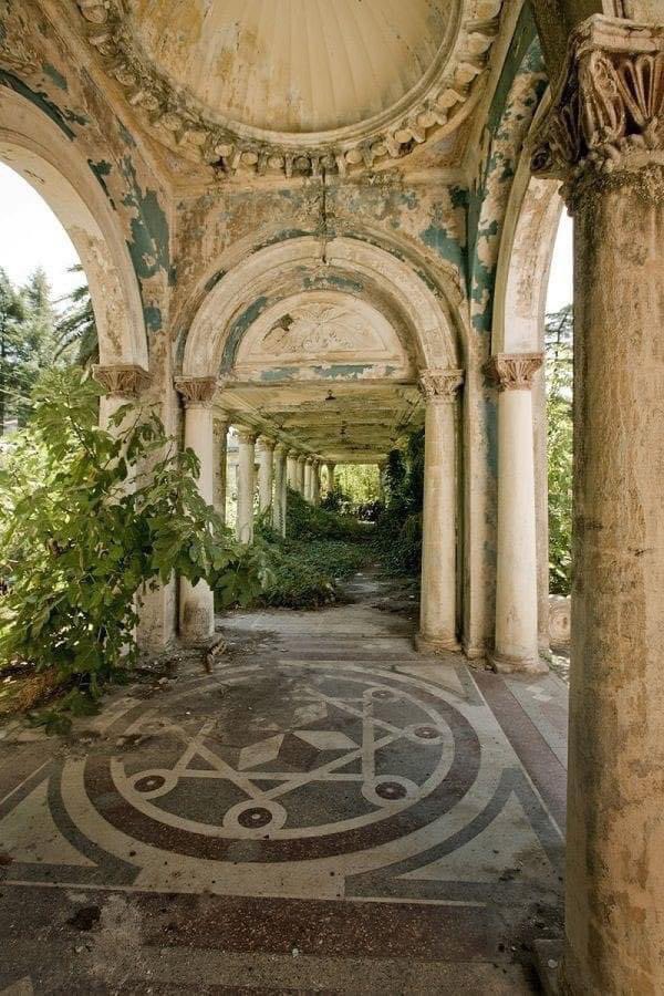 Megthelibraria1's tweet image. An abandoned railway station in Abkhazia #railways #stations