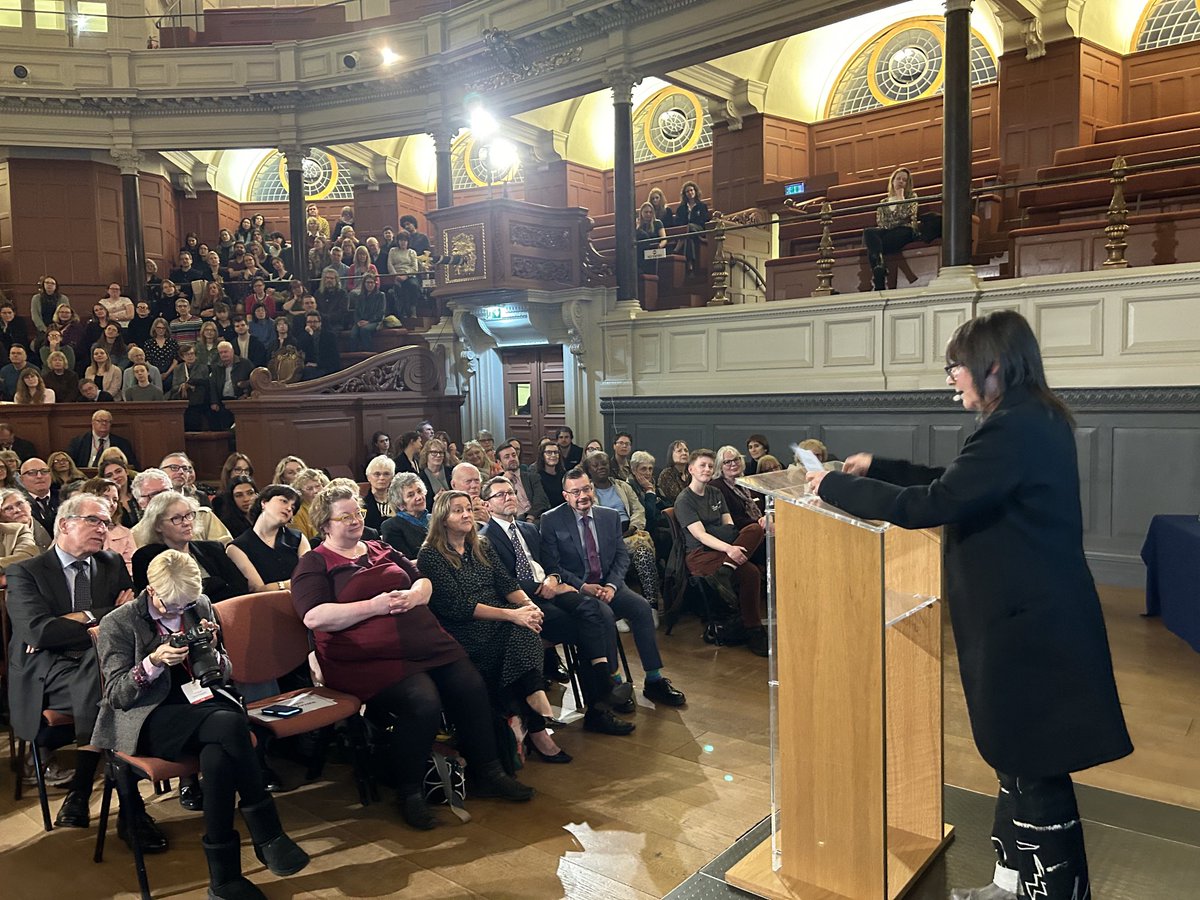 The amazing Ali Smith received the Bodley Medal @bodleianlibs ⁦@oxfordlitfest⁩ last night for her contribution to the world of letters. She was on amazing form & read from work in progress & spoke powerfully in defence of libraries (esp public libraries).