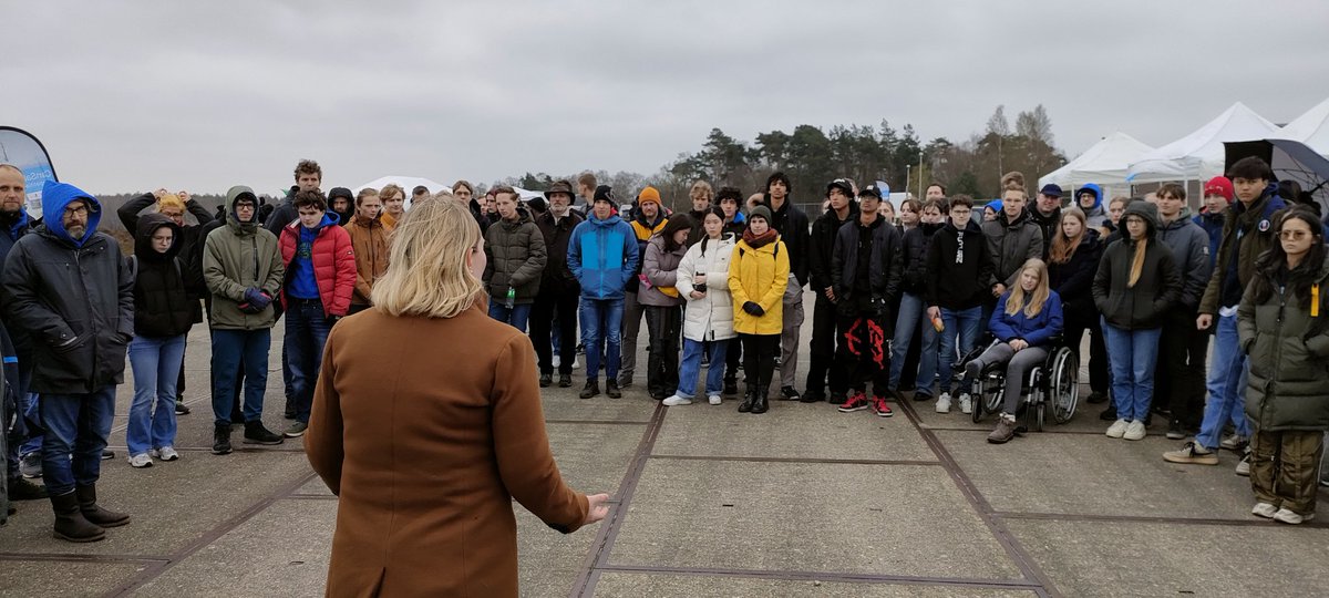 Vandaag lanceren 12 teams van scholieren hun zelfgemaakte mini-satellieten als onderdeel van de #CanSat competitie. De satellieten zijn klaar en worden zometeen 1 km de lucht in gelanceerd. @NLSpace @MinOCW @daretudelft @ESA_nl