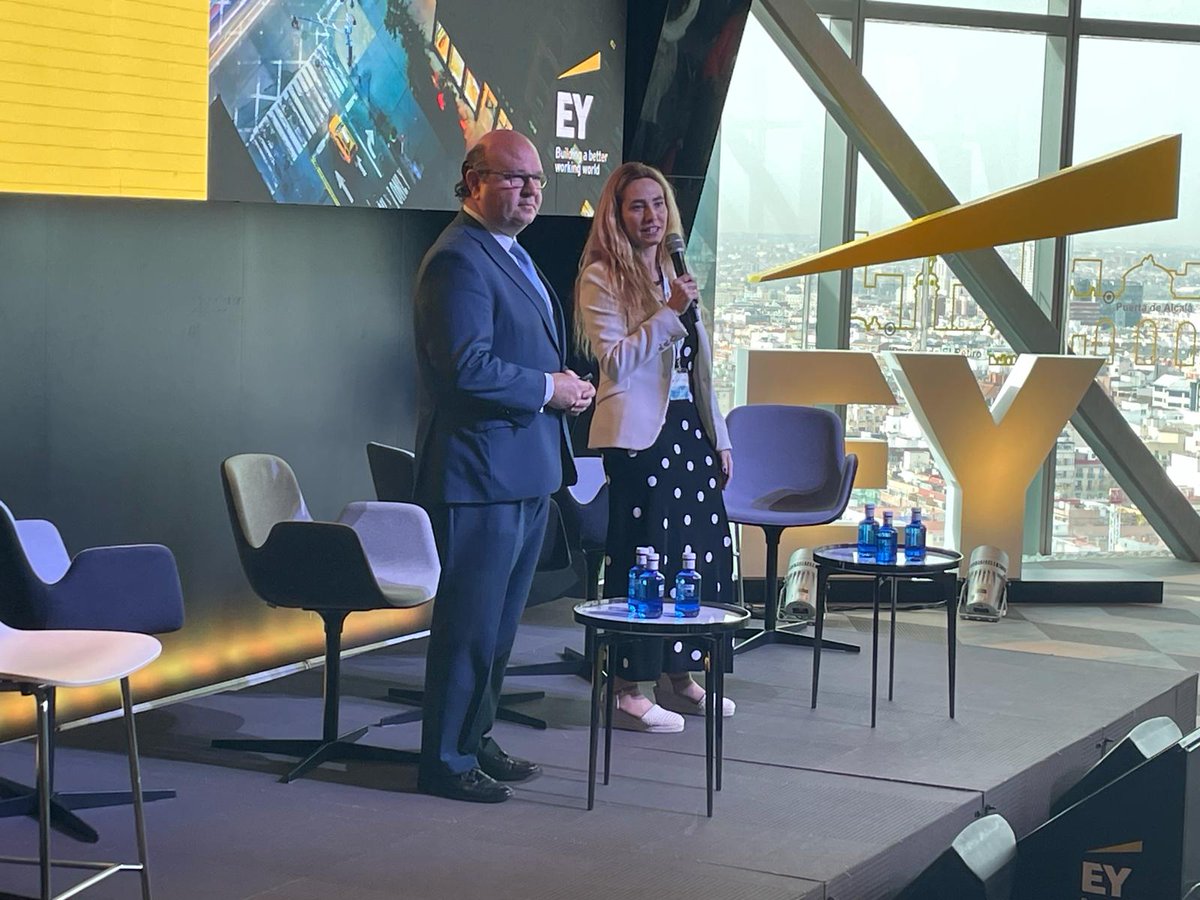 UNIRuniversidad's tweet photo. 📍🎙️ En @EY_Spain, Francisco Asís Velilla, Socio #EY, y Helen Wilkinson @hwilkinsonm, directora del área de Executive Master de UNIR, reciben, dan la bienvenida a los asistentes e inauguran la 3ª jornada da la 'Madrid Executive Week'.

#ExecutiveWeekUNIR #UNIR https://t.co/k0ViN9IySz