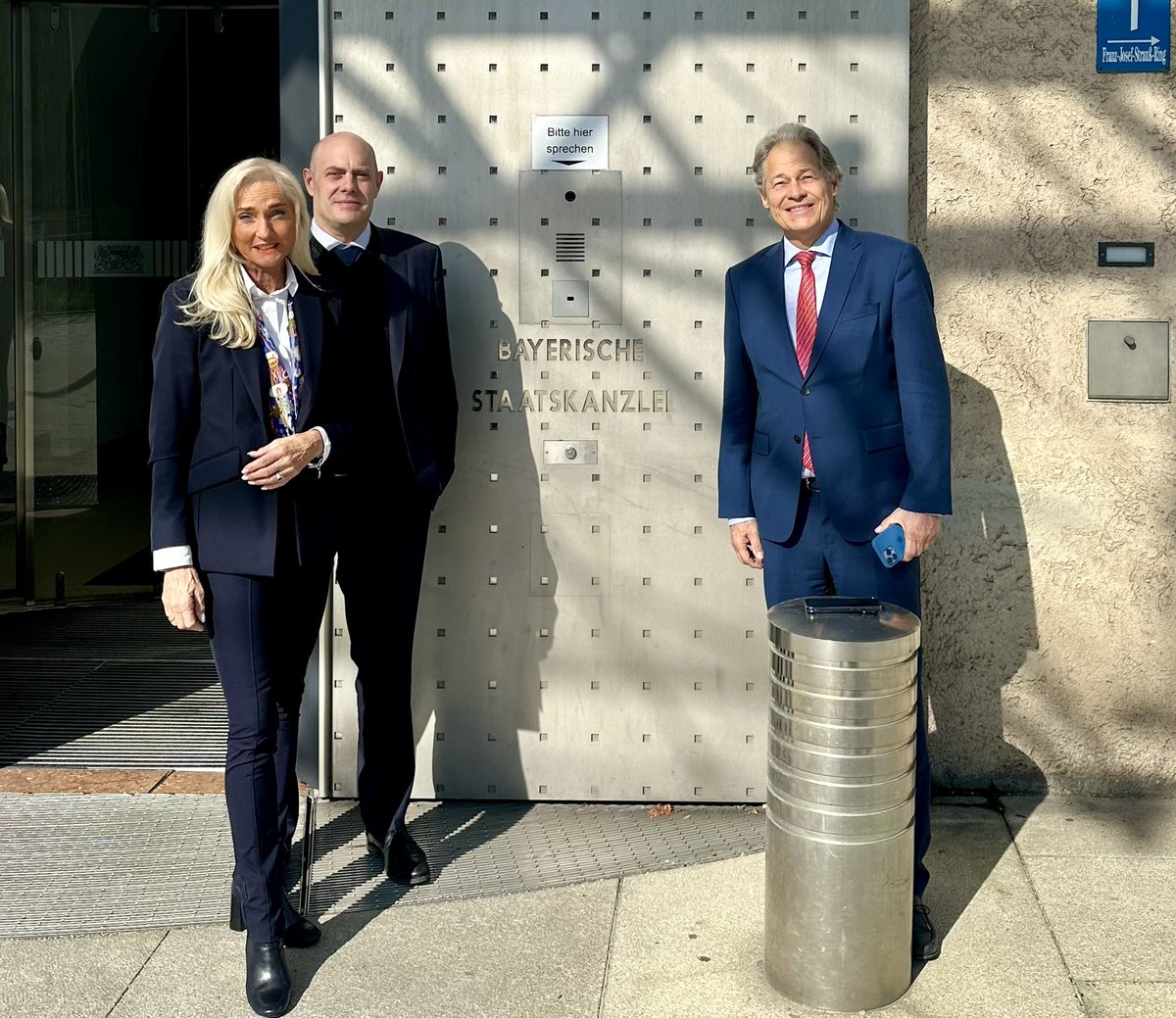 Heute mit Andy Meindl (BAV) und Sabine Dittmers-Meyer (FGA) in der bayerischen Staatskanzlei. Runder Tisch zum illegalen Spiel mit Justizministerium, Innenministerium, Wirtschaftsministerium und Finanzministerium.