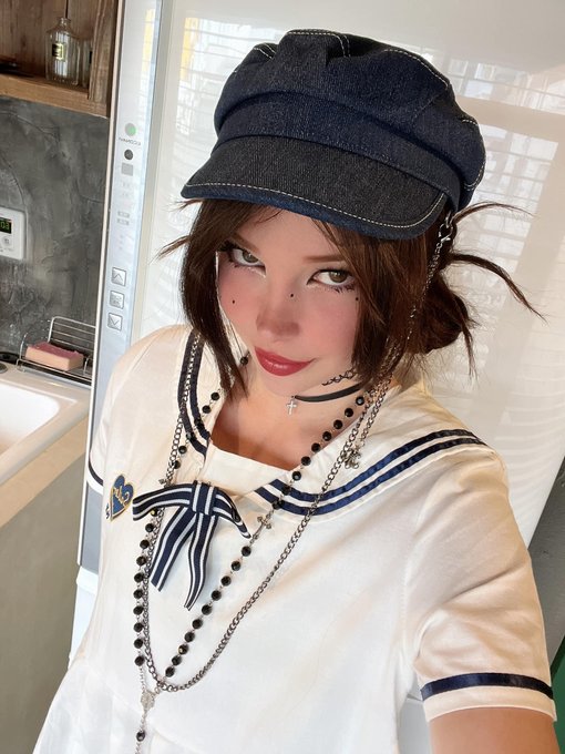 aww she looks so innocent... i wonder what she does as a job? https://t.co/t7fmQNPIKI