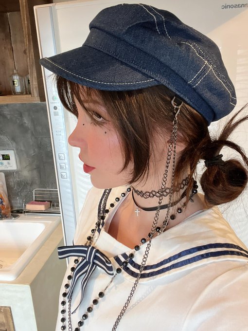 aww she looks so innocent... i wonder what she does as a job? https://t.co/t7fmQNPIKI