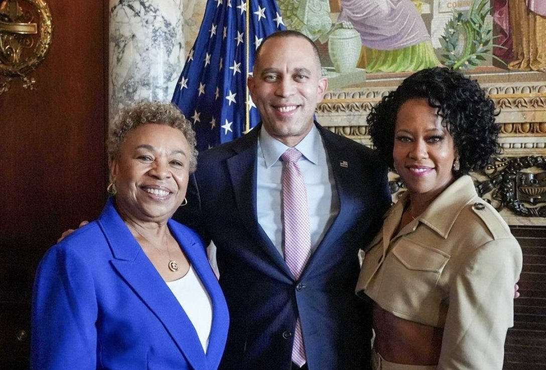 RepBarbaraLee's tweet image. #Shirley is officially out on @Netflix today!🎥

Shirley Chisholm was more than a mentor to me. She inspired me to live a life of service, fearlessness, &amp;amp; dedication to justice &amp;amp; equity. It was a privilege to be a part of this film, &amp;amp; I thank all who helped tell Ms. C's story.🙏🏾