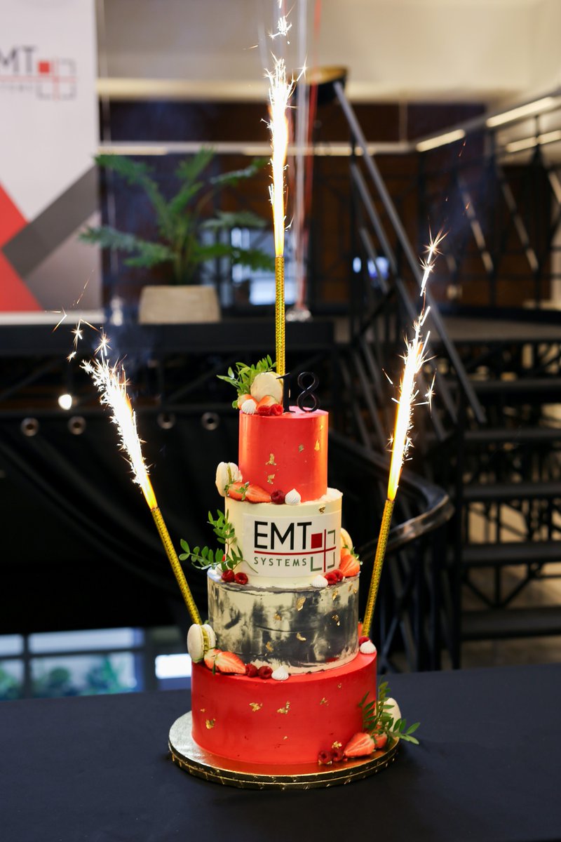 EMT_Systems's tweet photo. Świętujemy! 🎂18 lat temu Grzegorz Wszołek założył małą firmę - EMT-Systems. Dziś naszymi klientami są największe zakłady przemysłowe w Polsce, każdego roku w nowoczesnym centrum szkolimy ponad 12 000 osób z wielu gałęzi przemysłu. #szklolenia #przemysł  https://t.co/YpXH7YWoiL https://t.co/dutu6svyUP