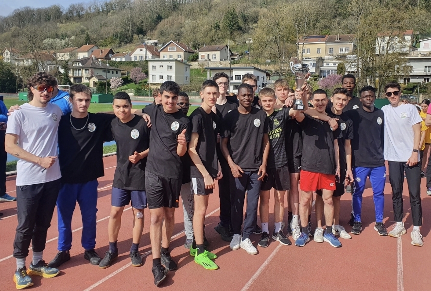 LigierLycee's tweet photo. Le @LigierLycee  virtuellement Champion du Monde !
Nos élèves de seconde TNE engagés contre Félix Bour, ont effectué le relais olympique 15*200 mètres en 7 minutes et 14 secondes, soit 6 secondes en-dessous du record mondial.
Bravo à eux et bonne chance à Félix pour 2024. https://t.co/dTq2BeCd65