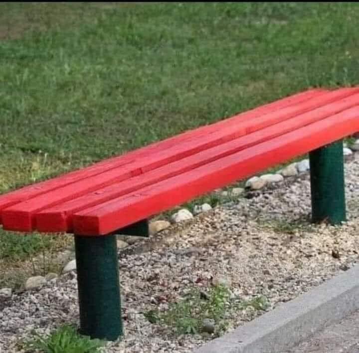 yvan_theriault's tweet photo. En marchant dans la cour d'école de mon fils, je remarque un banc peint en rouge vif.
J'ai demandé à mon fils : "Est-ce le seul endroit où s'asseoir ici ? "
Il a dit : "Non, c'est le banc des copains. Quand quelqu'un se sent seul ou qu'il n'a personne avec qui jouer, il s'assoit là et les enfants leur demandent de jouer. "
Waouh. INCROYABLE !
Je lui ai ensuite dit à quel point c'était merveilleux et je lui ai demandé s'il l'avait déjà utilisé
Il a dit : "Ouais. Quand j'étais nouveau, je me suis assis là et quelqu'un est venu me demander de jouer. Je me sentais heureux. Et maintenant, quand vous  voyez des enfants assis dessus
Vous leur demandez pour jouer .
 Nous le faisons tous.