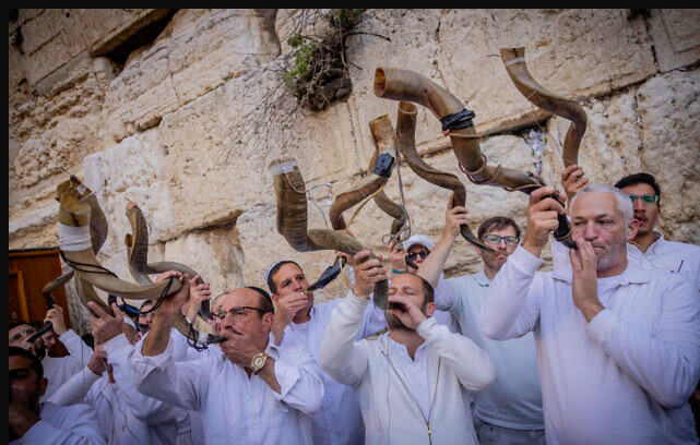 unidosxisrael's tweet photo. Oración por rehenes y soldados, recitación masiva del Shemá en el Muro de las Lamentaciones
Miles de personas en todo el mundo rezan por el regreso sano y salvo de los rehenes durante el Ayuno de Ester. #ShemaIsrael
https://t.co/1nXn0P704T https://t.co/SQtczWSqCi