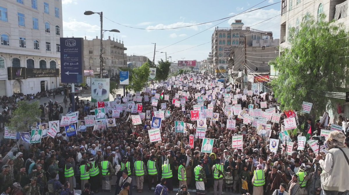 رداااع الرجولة والشهامة ترد ردا مزلزلا على الامريكي والبريطاني وكل المتصهينين في حشد لم تشهد المديرية في تاريخها ..

بيض الله وجوههم رجال الرجال