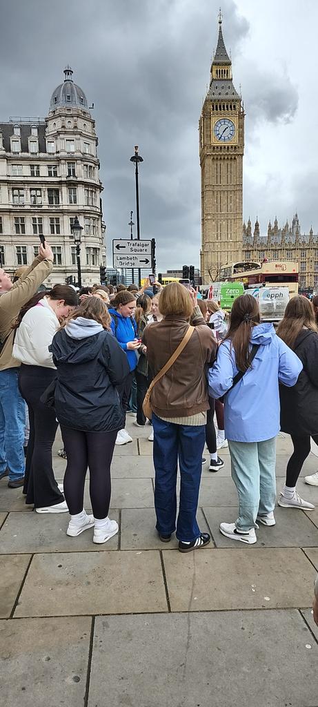 JHSEuropeTrip's tweet photo. A quick photo op for Big Ben before heading into Westminster... https://t.co/jlQZZQ5yfg