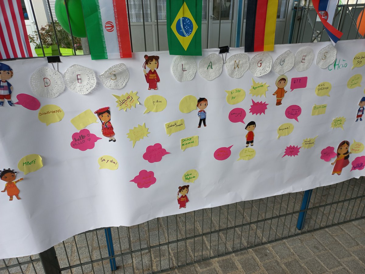 REPlusDesnos's tweet photo. Dans mon réseau il y a …  une Semaine des Langues Vivantes Etrangères &amp; du plurilinguisme
Les 3 écoles maternelles ont mis en place :
- accueil en langue étrangère ;
- découverte des cultures d'origine ;
- ateliers linguistiques avec les collégiens de 5e. https://t.co/rbqs8aiZjd