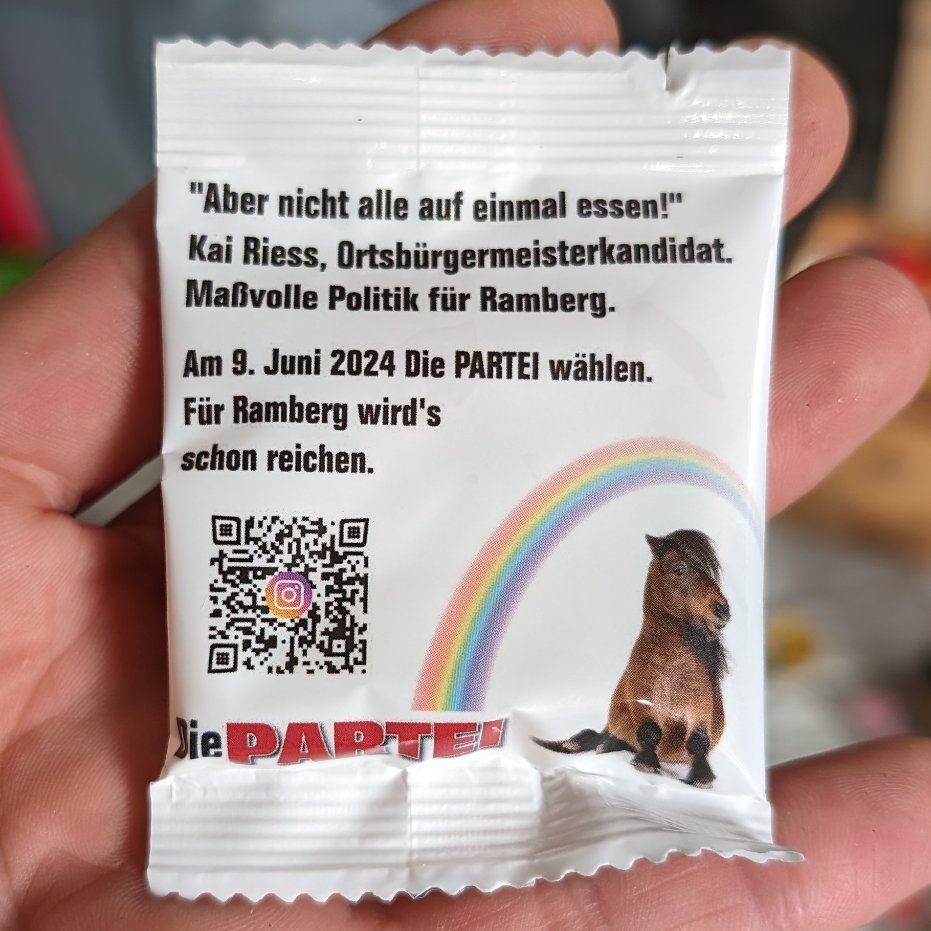 PARTEILANDAU's tweet photo. Hurra! Endlich sind sie da: 500 tierleidfreie #Gummibärchen plus #Wahlprogramm-Flyer für die #komunalwahl2024.
"Aber nicht alle auf einmal essen", sagt der neue Ortsbürgermeister von #Ramberg, Kai Riess, und steht damit für maßvolle Politik für das Bürstenbinderdorf.
#DiePARTEI https://t.co/RVmLbfH2pY