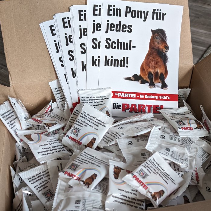 PARTEILANDAU's tweet photo. Hurra! Endlich sind sie da: 500 tierleidfreie #Gummibärchen plus #Wahlprogramm-Flyer für die #komunalwahl2024.
"Aber nicht alle auf einmal essen", sagt der neue Ortsbürgermeister von #Ramberg, Kai Riess, und steht damit für maßvolle Politik für das Bürstenbinderdorf.
#DiePARTEI https://t.co/RVmLbfH2pY