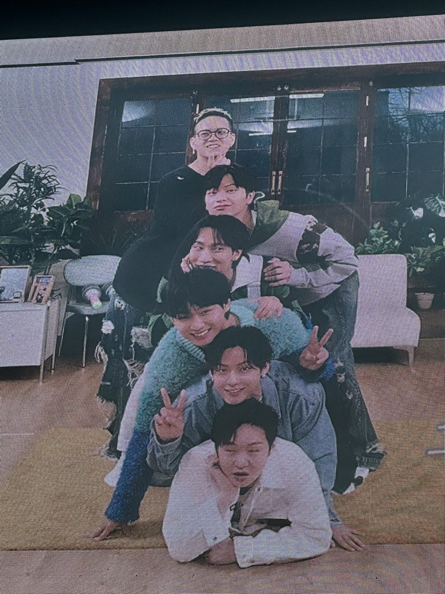 lovesikbear's tweet photo. why are they like this 😭😭 https://t.co/6eS8sa2HRl
