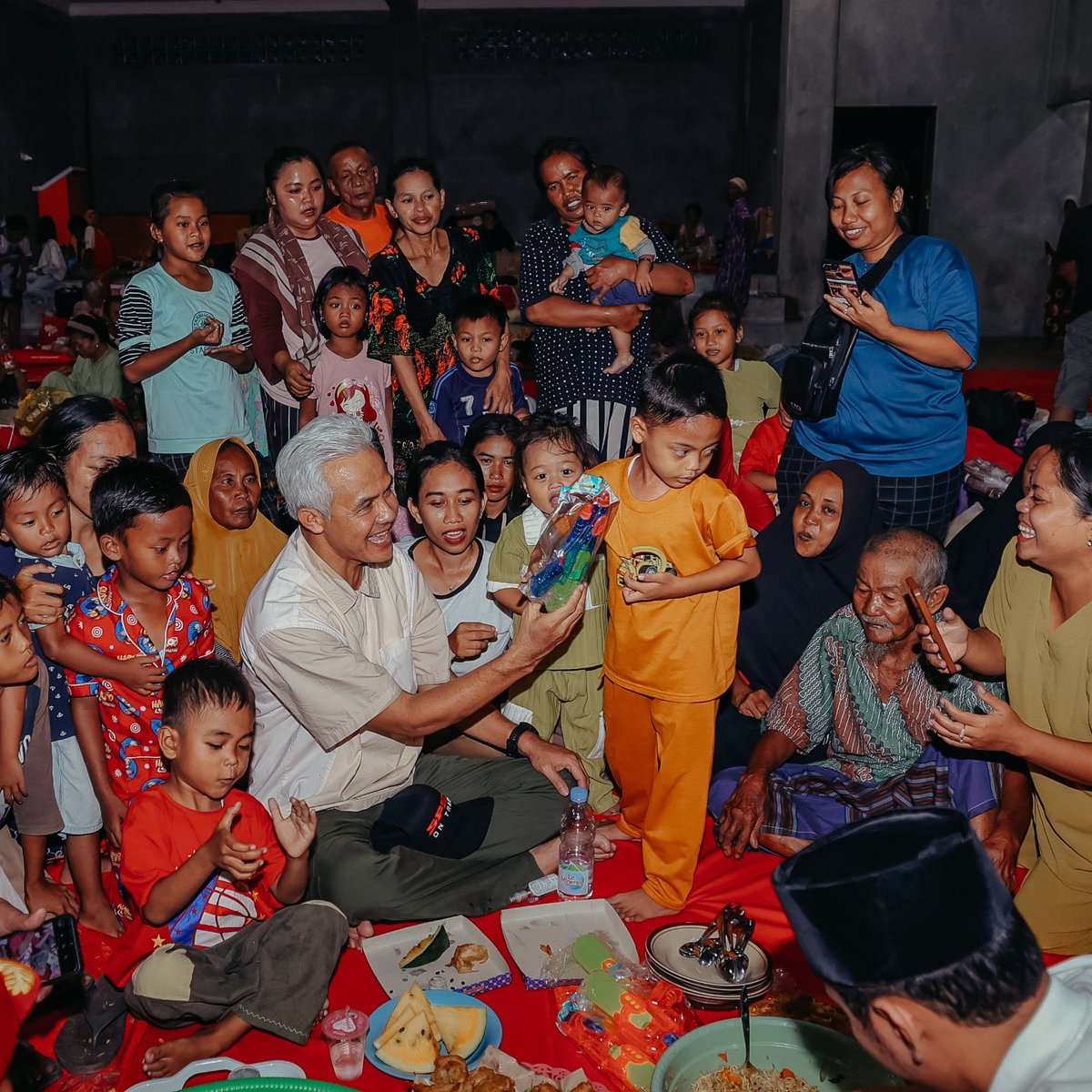 Alhamdulillah bisa silaturahmi dan buka bersama dg saudara-saudaraku warga Demak. Banjir yang kemarin melanda sekitar 90 desa alhamdulillah sudah berangsur surut. Bahkan beberapa saudara-saudara kita yang semula mengungsi juga sudah memutuskan untuk pulang ke rumah.